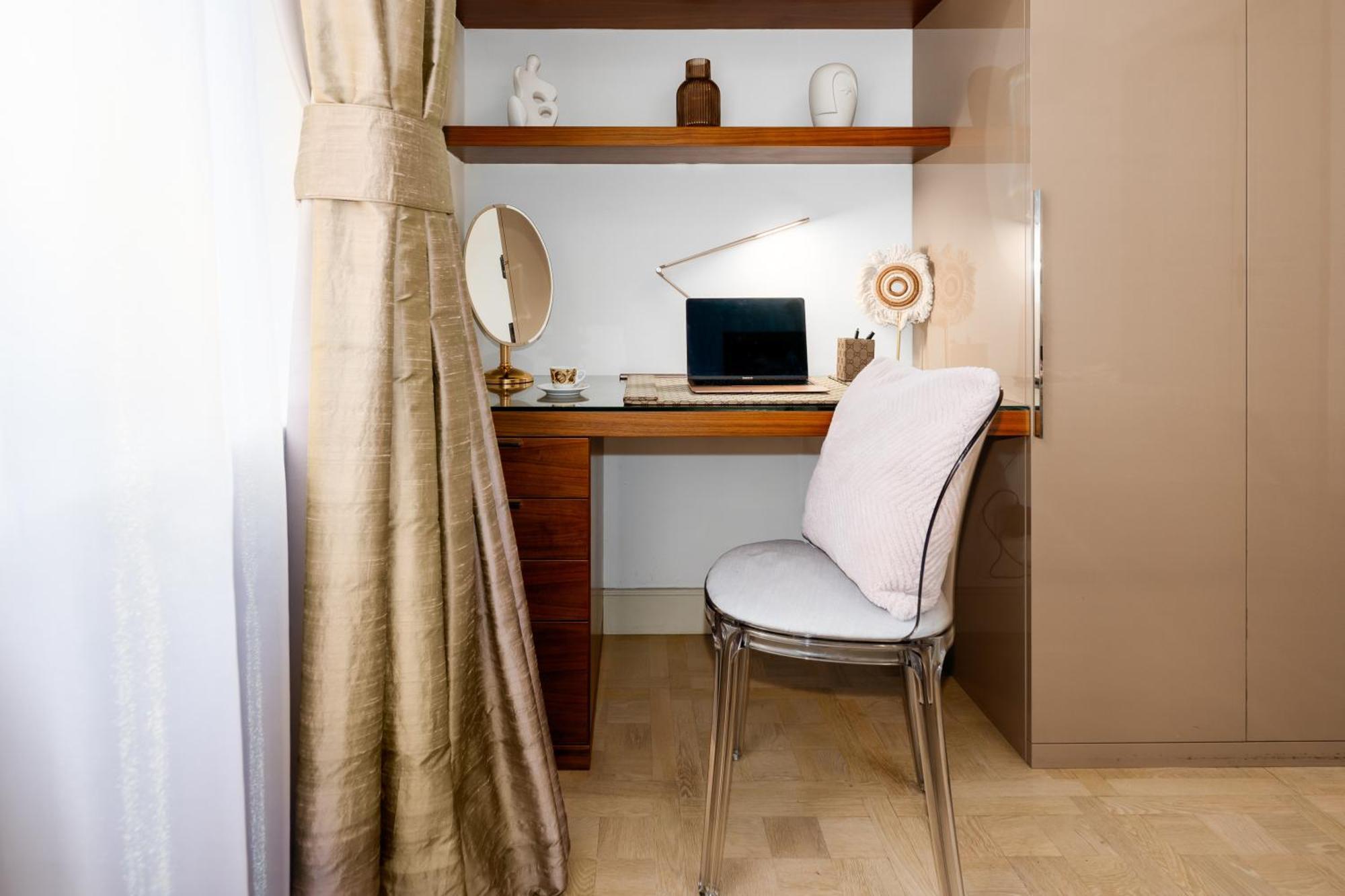 Days - 1min Old Town Square - 1bdr - Parizska Street Apartment Prague