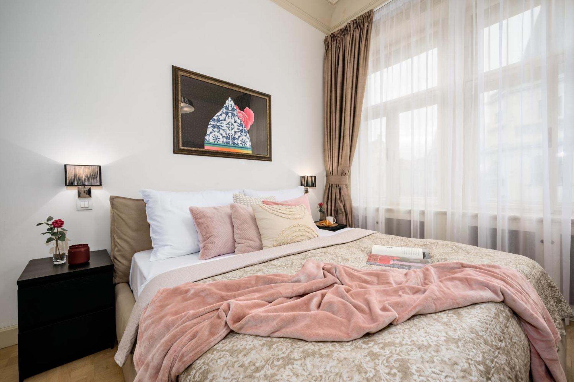 Days - 1min Old Town Square - 1bdr - Parizska Street Apartment Prague